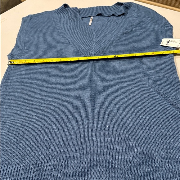 Free People - Hannah Oversized double v-neck sleeveless sweater. Blue. Size XS - Picture 13 of 14